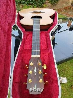 George Lowden a fabriqué une guitare acoustique de style O Rio/Sitka en 2002.