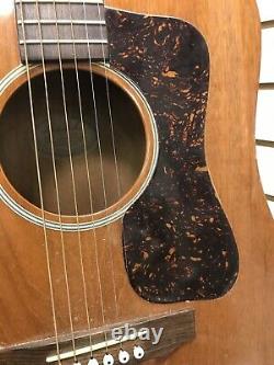 Guild 6 String Acoustic Guitar, Seems Vintage, Modèle D-15 M Made In USA