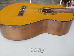 Guitare acoustique Musima fabriquée en République démocratique allemande.