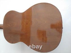Guitare acoustique Musima fabriquée en République démocratique allemande.