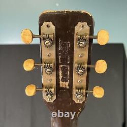 Guitare acoustique en bois naturel Chris Adjusto des années 1960 fabriquée aux États-Unis.