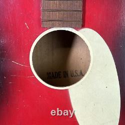 Guitare acoustique rouge en bois vintage des années 1950 de la marque Harmony fabriquée aux États-Unis.