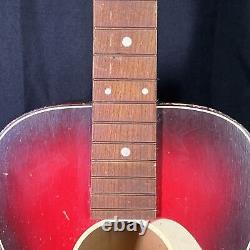 Guitare acoustique rouge en bois vintage des années 1950 de la marque Harmony fabriquée aux États-Unis.