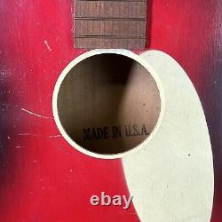 Guitare acoustique rouge en bois vintage des années 1950, fabriquée aux États-Unis.