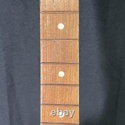 Guitare acoustique rouge en bois vintage des années 1950, fabriquée aux États-Unis.