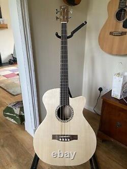 Guitare basse acoustique faite main