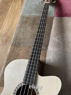 Guitare basse acoustique faite main