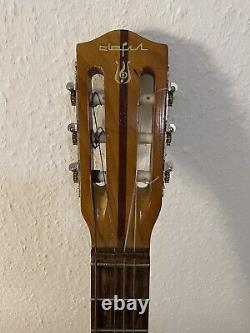Guitare classique des années 1960. Fabriquée en Pologne.