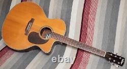 Magnifique guitare électro-acoustique Jumbo fabriquée par 'Vintage' VECJ100N