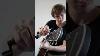 Une Personne Très Intelligente Change Les Cordes De Guitare