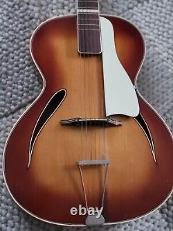 Vieille guitare Meinel & Herold archtop fabriquée en Allemagne