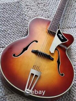 Vieille guitare archtop électrique fabriquée en Allemagne