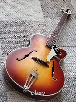 Vieille guitare archtop électrique fabriquée en Allemagne