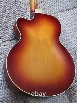 Vieille guitare archtop électrique fabriquée en Allemagne