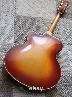 Vieille guitare archtop électrique fabriquée en Allemagne