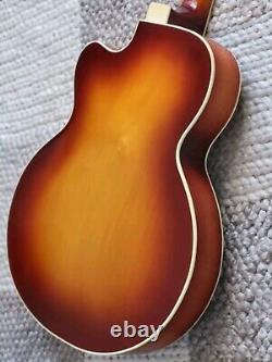 Vieille guitare archtop électrique fabriquée en Allemagne